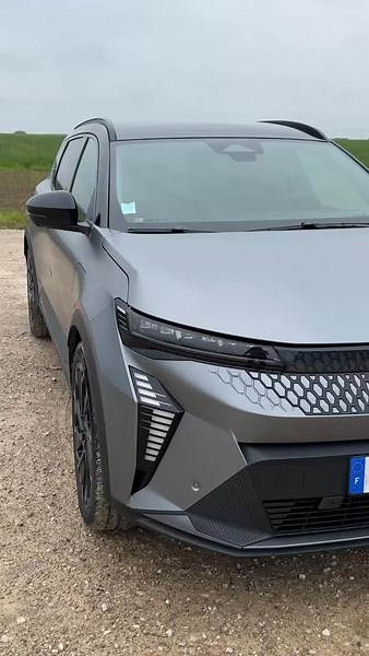 On a conduit le Renault Scénic E-Tech Electric sur 954 km — sans changer nos habitudes. ⚡ Le bon, le moins bon, les chiffres réels vs annoncés : on dit tout. Essai complet en lien dans la bio. 👆 - #RenaultScenic #EssaiAuto #VoitureElectrique | Le Nouvel Automobiliste