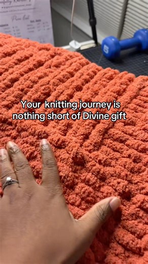 From skeins of yarn to chunky knit blanket/rug #fingerknitting #knitting #chunkyblanket #christian