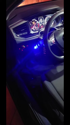 Instalacion de iluminación a este VOLKSWAGEN POLO. El cliente se pone en contacto conmigo ya que en otro taller de gran renombre le hacen una instalacion de iluminación el cual le falla y le da problemas en el vehículo. le hago el cambio de toda la instalacion por una adecuada La iluminación se instala en: SALPICADERO PUERTAS DELANTERAS Y TRASERAS REPOSAPIES La iluminación se controla desde una aplicación móvil, dispone de 256 y más de 200 tipos de iluminacion distintas Revisión de km y errores 