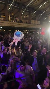 POV: Es ist 22:30 auf der Wiesn, das ganze Zelt singt gemeinsam "Angels" und du stehst mittendrin!
