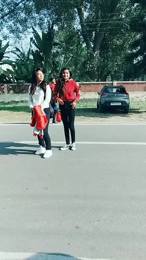 dee ne music start krdi or hm bhi start hogye...or vha gadi ari thi 😂😂😂😂😂😂