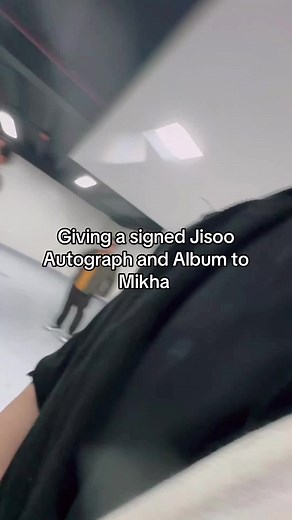 Mikha Receives Jisoo Signed Autograph and Album