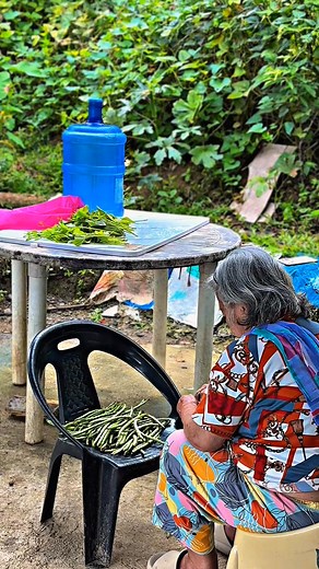 Just caught nanang doing something I didn’t expect, cleaning string beans all by herself. It’s unusual for her since she usually wants someone by her side, but today she was doing it alone. Couldn’t help but take a video; moments like this remind me how strong and independent she still is. So proud of her! | Divina Zaparita