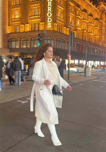 TAREYA TAREYA 🤍🌟 #NISAB #harrods #knightsbridge #christmaslights #singer