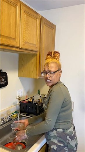 Telling my girlfriend do your job while she does the dishes 😂