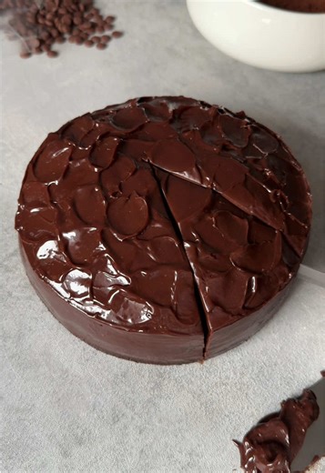 Chocolate cake🤎 Ingredients : 2 eggs 180g brown sugar 240ml milk 140ml oil 140g flour 2 tsp baking powder 30g cocoa powder 100g melted chocolate Ganache : 300ml hot heavy cream 300g melted chocolate • 165°C - 50 minuts Add the milk and eggs mixing well, proceed with the sugar and oil (always mixing well). Add the SIFTED flour little by little, the baking powder (sifted) and the cocoa powder (sifted) 100g melted chocolate. Use a 20cm mold Ganache: Melt the chocolate in the hot cream and leave to