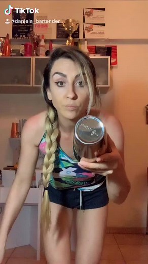 Trying to #hiteverybeat 😅💃 #bump #imparacontiktok #bartenderlife #flairbartending #bartender #bartricks #furladance