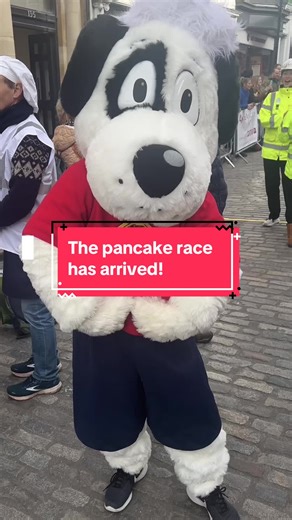 Main character moment for Specky! Proof that the training block pays off…💪 #guildfordspectrum #guildford #surrey #mascotrace #pancakeday