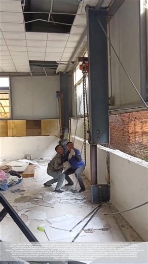 The process of cleverly lifting steel structure columns using a gourd-shaped lifting device.