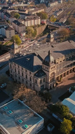 Sinfonieorchester Wuppertal on Instagram: "»Die Historische Stadthalle Wuppertal ist nicht nur einer der schönsten Konzertsäle Europas, sondern tatsächlich auch unglaublich gut ausgestattet – technisch«, findet Generalmusikdirektor Patrick Hahn. Das hat Dramaturg Fabio Rickenmann und ihn dazu inspiriert, Richard Wagners ›Ring des Nibelungen‹ zu einem immersiven Konzerterlebnis zu machen. Eindrucksvolle Lichtstimmungen untermalen die wagnerianischen Naturgewalten und Gefühlswelten. Gänsehaut gara