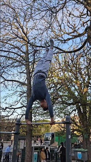 Calisthenics in Public #calisthenics #calisthenicsworkout #balance #muscleup #streetworkout