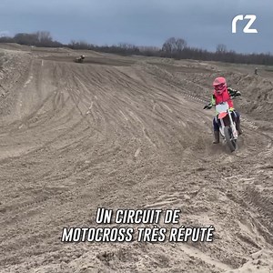 À seulement 12 ans cette jeune fille participe à une mythique course de motocross sur sable et réalise une performance exceptionnelle 😱 | Riding Zone