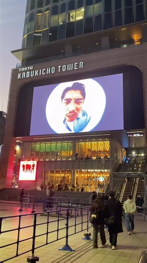 有限会社 七彩プラスチック工芸 on Instagram: "【キャッシュ・オン・デリバリー】 king gnu メインボーカル井口理さんの初舞台！ 初日行ってきましたー 嘘をついてついてつきまくる！ よくそんな嘘が次から次へと… で、めっちゃ笑えます。 あの長台詞に舞台を動きまわり、 なんかずっとパワフル！ 沢山の登場人物（名前）で こっちもアレ誰だったっけ？？？ うーん！あいつだ！と繋がって それがまた笑いになって。 ホント笑いが耐えない、 楽しい舞台でした。 さとるんのインスタのストーリーで 初日までカウントダウンしてましたが、 どんどん痩せてく姿が、 大変さを物語ってました… （母じゃないけど、母心） #キャッシュオンデリバリー #井口理 #KingGnu #矢本悠馬 さんも素敵だったけど #高木渉 さんが良い味出しまくり #チータスの声優さん！会えて嬉しい #東急歌舞伎町タワー 独特の笑い方と皆んなと違うタイミングで 笑う人がいて、いかもデカい声！ 耳に入ってくるので、 もう気になって気になって…イライラ そのせいなのか（そのせいだと思う！） 隣の人は途中で帰ってしまった…