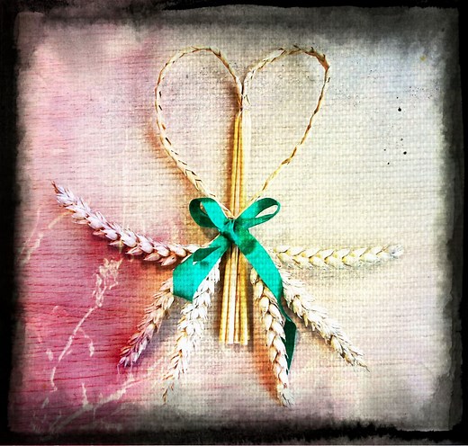 How to Make a Corn Dolly (Wheat Weaving a Harvest Heart)