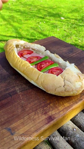 WILDERNESS SURVIVAL MAN! OUTDOOR COOKING SAUSAGE IN INSIDE BREAD! BUSHCRAFT #survival
