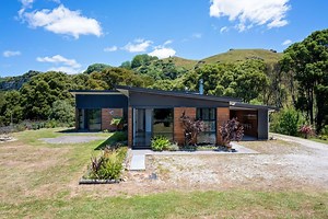 A Coastal View | Commutable 📍 1995 Waimarama Road, Waimarama 🛏️ 2 🛀 2 🚗 1 📱 Contact - Hamish Goodwin: 64 27 291 2156 | Fiona Harper: 64 274 304 499 | PGG Wrightson Real Estate Ltd, Hawke's Bay