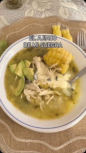 RECETA AJIACO Ingredientes: 1 pechuga de Pollo con hueso Ajo Cilantro Cebolla larga Papa sabanera Papa pastusa Papa criolla Arracacha Mazorca Guascas frescas Sal Procedimiento: Isa me está diciendo que ella echa todo al ojímetro. Primero cocina el pollo en agua con la mazorca, sal , cilantro, sal y cebolla larga. Luego cuando el pollo cocinado, se retira y se agregan las papas . La cantidad de papa es como igual cantidad de cada una (1 de cada una por ejemplo) y para esa medida , media libra de 