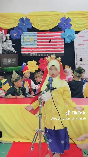 Pertandingan Sajak Kemerdekaan: Adik Husna Memenangi Tempat Pertama