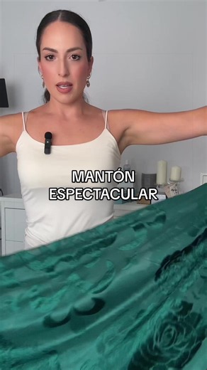 El toque elegante que transforma cualquier look ✨🤎 Chal de terciopelo con flecos, perfecto para darle ese aire sofisticado y glamuroso a tus outfits. #Chal #Terciopelo #ModaMujer #OutfitInspo #TikTokShop
