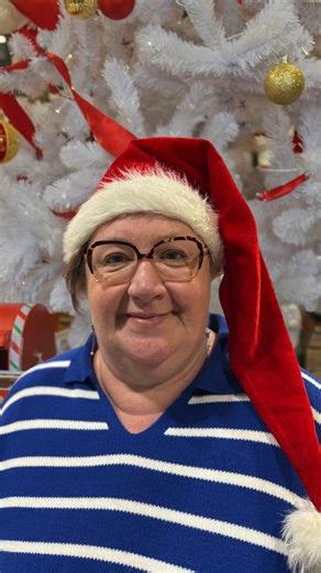 🎄✨ À la veille de Noël, toute l’équipe de Laval Tourisme se réunit pour vous souhaiter de très belles fêtes Derrière chaque conseil, chaque sourire, chaque animation partagée cette année, il y a une équipe heureuse de faire vivre le territoire à vos côtés ❤️ Merci pour votre confiance, votre curiosité et vos visites tout au long de l’année. On vous souhaite de très belles fêtes, remplies de moments précieux, de douceur et de partage ✨🎁 | Laval Tourisme