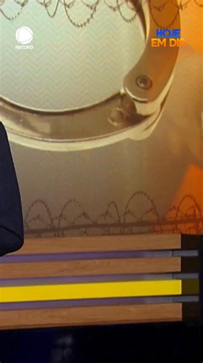 O presidente Luiz Inácio Lula da Silva assinou o indulto de Natal 2025, que concede perdão de pena a presos que atendem a critérios específicos, e excluiu os condenados pelos atos de 8 de janeiro. O decreto também veda o benefício a líderes de facções criminosas e a condenados por crimes hediondos, violência contra mulheres, crianças e adolescentes, além de tortura, terrorismo, racismo, lavagem de dinheiro e ocultação de bens. #HojeEmDia ➡️ Veja essa e outras notícias em R7.com/hojeemdia | Progr