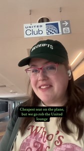 Credit card perks: free checked bag & United Club airport lounge access