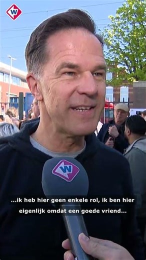 Mark Rutte krijgt zoen van vrouw uit publiek | #shorts