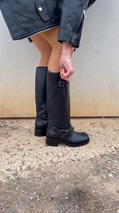 ¿Eres de caña baja, media o alta? Deja que tus botas hablen por ti 🖤 con nuestras bikers de piel negra made in Spain 🇪🇸 📲 www.zapatosbaratos-lowcost.com 🔎 biker #BotasBiker #MadeinSpain #CalzadosElche | Calzados Elche