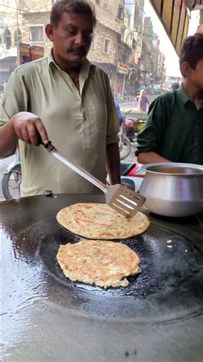 Egg Paratha Street Style | Pakistani Breakfast | Desi Street Food | QN Vlog