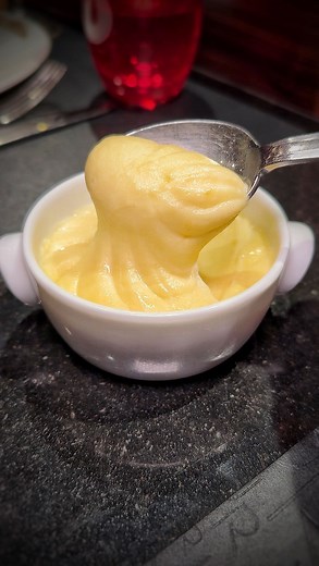 Alexis Thiebaut on Instagram: "⭐️ La purée de Joël Robuchon ⭐️ Aujourd’hui je vous dévoile la VRAIE recette de la purée de Joël Robuchon. Une purée légendaire, considérée comme la meilleure du monde. Et pour cette recette, qui de mieux que le chef exécutif de l’Atelier Robuchon Étoile : @bouchenoireeric ! 📝 Ingrédients : - 1 kg de pomme de terre ratée (de même calibre) - 300 gr de beurre - lait (quelques cl) - sel 👉 Recette : 1/ Cuire vos pommes de terre avec la peau pendant 35-40 min (démarra