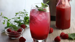 This Raspberry Mojito recipe is an easy refreshing summer drink that combines sweet raspberries, rum, and mint for the perfect sit-back-and-relax drink. Haver you ever had a mojito? 🍹 To get more detailed instructions, helpful tips, or to print the recipe click below: https://www.errenskitchen.com/raspberry-mojito-recipe/ | Erren's Kitchen