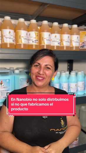 En NanoBio no solo distribuimos productos, también los fabricamos 🧪✨ Acompaña a Rocío en este pequeño recorrido por nuestra fábrica y conoce el trabajo que realizamos para entregarte siempre productos de limpieza de la mejor calidad. Compromiso, innovación y limpieza consciente en cada proceso 💚 #nanobio #limpiezaconsciente #hechoenchile #hogarlimpio #iquique