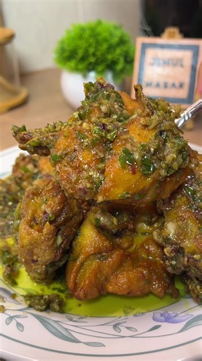 Ayam Sambal Hijau Bahan bahan yang diperlukan ; 1. Ayam 2. Serbuk kunyit 3. Garam Bahan sambal ; 1. Cili Padi Hijau 2. Bawang Putih 3. Bawang Kecil Merah 4. Ikan Bilis (optional) 5. Sos Tiram 6. Stock Ayam 7. Gula cikit #JenulCooks #KongsiSelera #KongsiBersama