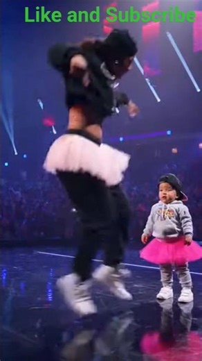 Pose. Pause. Wave. Crowd Melted 🥹🩰 #viral #dance #family