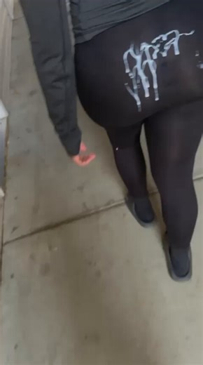 Oh? A new girl just moved into the neighborhood! And she's got a fat ass, just the way I like them!🥰I already gave her a welcome gift and she loved it! She asked me to come over to her house for a "friendly neighborly chat"—how exciting!☺️☺️☺️