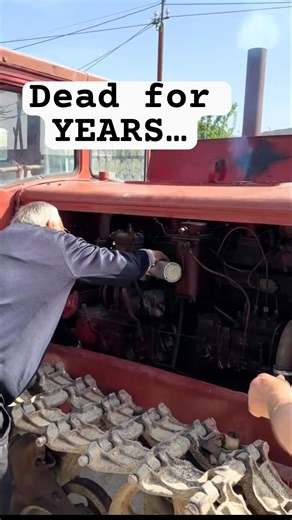 This 50-Year-Old Tractor REFUSED to Die… 😳🚜 #трактор #tractor #viral #mechanic ##гусеничный #дт75