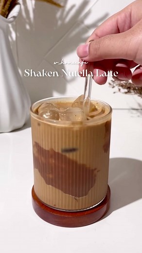 Bikin resep pake nutella lagi! Nutella coffee emg perpaduan yang ga pernah salah, selalu enak!✨ Recipe: Nutella Espresso Ice Milk Bahannya juga untuk resep ini gampang banget. Ayo bikin di rumah!🥰 #homecafe #homecafeindonesia #nutellacoffee #coffeerecipe #coffeelatte #homecafè #coffeeholic #coffeetime #coffeelover #coffeeaddict #homecafeid #홈카페 #커피