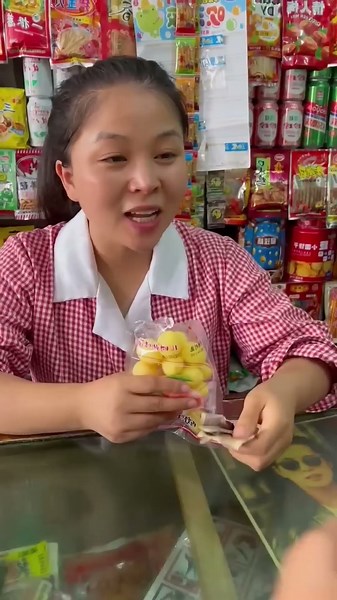 Hoài niệm 8x, lén ra tiệm mua vặt, mẹ thấy cười.
