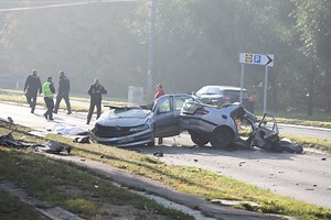 Prve fotografije jezive nesreće u Vojislava Ilića, u kojoj je dvoje stradalo: Automobil prepolovljen