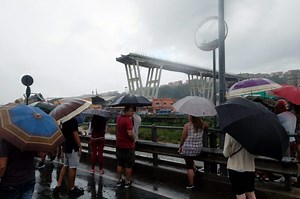 Gripping photos show the aftermath of Italy bridge collapse