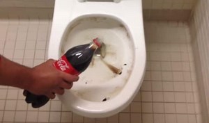 Clean dirty toilets with coke, here's how! (Watch video)
