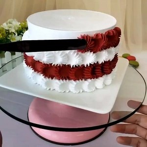 21K views · 750 reactions | Très jolie façon de décorer un gâteau  ! Credit @chef.moly | Planète Gâteau | Facebook