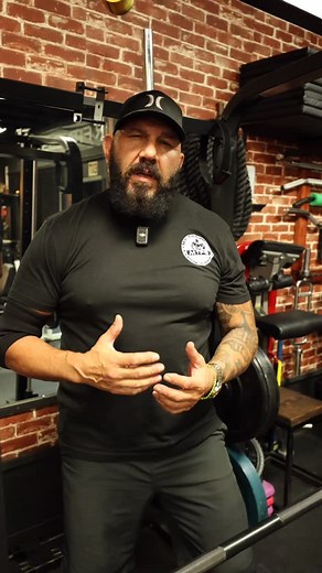 💪 Common myth when doing upright rows: thinking heavier is better. When you add too much weight, you’re actually using your back, not your shoulders — and that can stress your joints! 😬 ✅ Use lighter weight ✅ Focus on form ✅ Let your shoulders do the work ➡️ Tag a gym buddy who needs this reminder! #mytrainerfitnessgym #fitnessmyth #shoulderworkout #gymtips #trainwithenrique | Enrique Guijosa - My Trainer Fitness Gym