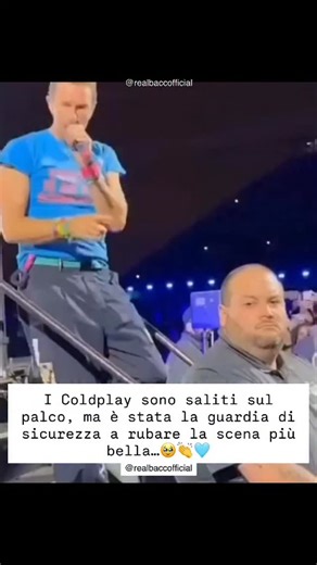 ꜰʀᴀɴᴄᴇꜱᴄᴏ ʙᴀᴄᴄᴇɢᴀ on Instagram: "Una guardia di sicurezza ha affascinato il pubblico durante un concerto dei Coldplay offrendo un’elettrizzante performance di danza dopo essere stato invitato sul palco da Chris Martin. Questo momento virale, spesso durante la canzone “Something Just Like This”, ha visto la guardia indossare il caratteristico copricapo alieno della band e rubare i riflettori con mosse impeccabili. Diversi spettacoli del Music of the Spheres World Tour hanno visto momenti salienti