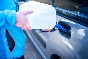 AdBlue ausgelaufen: Was tun? (Tipps zur Reinigung)