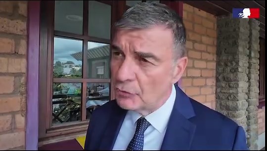 Le préfet de Mayotte a tenu un point presse de présentation du nouveau sous-préfet Christophe LOTIGIE, chargé de la mission eau à Mayotte. Il succède à Gilles CANTAL, dont la mission à Mayotte s’achève. Thierry SUQUET, préfet de Mayotte, délégué du Gouvernement, au nom de l'ensemble des services de l’État à Mayotte, salue son engagement sans faille et son sens aigu de l'intérêt général qu'il a mis au service du territoire durant cette crise de l'eau sans précédent. | Préfet de Mayotte