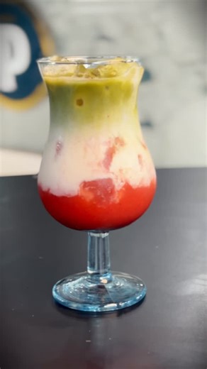 Picoteo | Cocinamos en Castellano 🇪🇸 on Instagram: "🍓💚 El matcha también sabe divertirse. Suave, cremoso y con ese toque frutal que lo hace irresistible desde el primer sorbo. Nuestro Matcha de Fresa es perfecto para refrescarte, cambiar la rutina y darte un gustico diferente. Ideal para una tarde tranquila, después de comer o simplemente porque sí 😉 ¿Ya lo probaste? Te esperamos!"