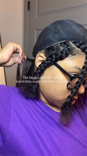 BEGINNER STYLISTS read this ⬇️ The biggest mistake I see with track placement is this: 📌 Either you’re placing the tracks TOO close together → causing your quickweaves to look bulky… or 📌 you’re placing them TOO far apart → causing gaps, thinness, and a see through install. And guess what? This one mistake is destroying your client retention. Your clients aren’t leaving because they “don’t like quickweaves.” They’re leaving because they found a stylist with better technique. As the stylist, it