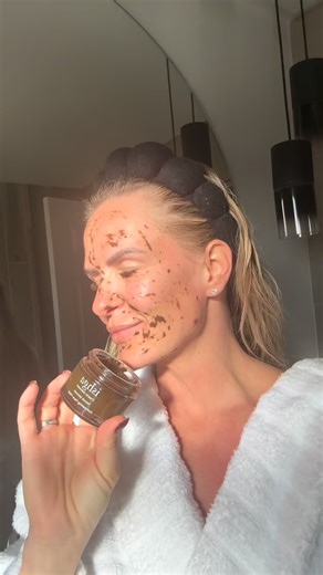 Michelle Anderson on Instagram: "This one’s for my self-care lovers 💫 I’ve found the ultimate organic advent calendar...the @ishgaskincare Twilight tides 12 Days of Christmas #adventcalendar Every product is made with hand harvested Scottish seaweed and the purest natural essential oils, so you’re giving your skin (and your senses) a dose of nature every single day. It’s not just skincare 👉🏼 it’s 12 full-size moments of calm: from the rose geranium Exfoliating Face Mask, nourishing Face Oils,