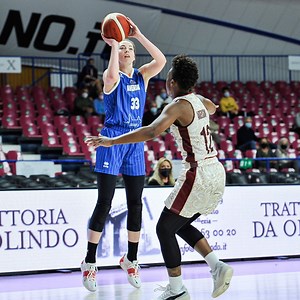 Katie Lou Samuelson (16 PTS) makes an immediate impact on her return with Club Baloncesto Perfumerías Avenida! 💙 The 🇪🇸 Champs get an important win on the road against Umana Reyer (71-56). #EuroLeagueWomen | EuroLeague Women